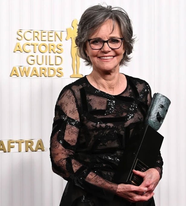 Sally Field, 76, Called ‘Ugly’ after Deciding to Age Naturally – She Found Joy in Being a Grandma of 5 and Living in an Ocean-View House