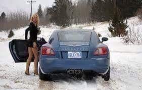 In a snowstorm, a blonde driving a car got lost.