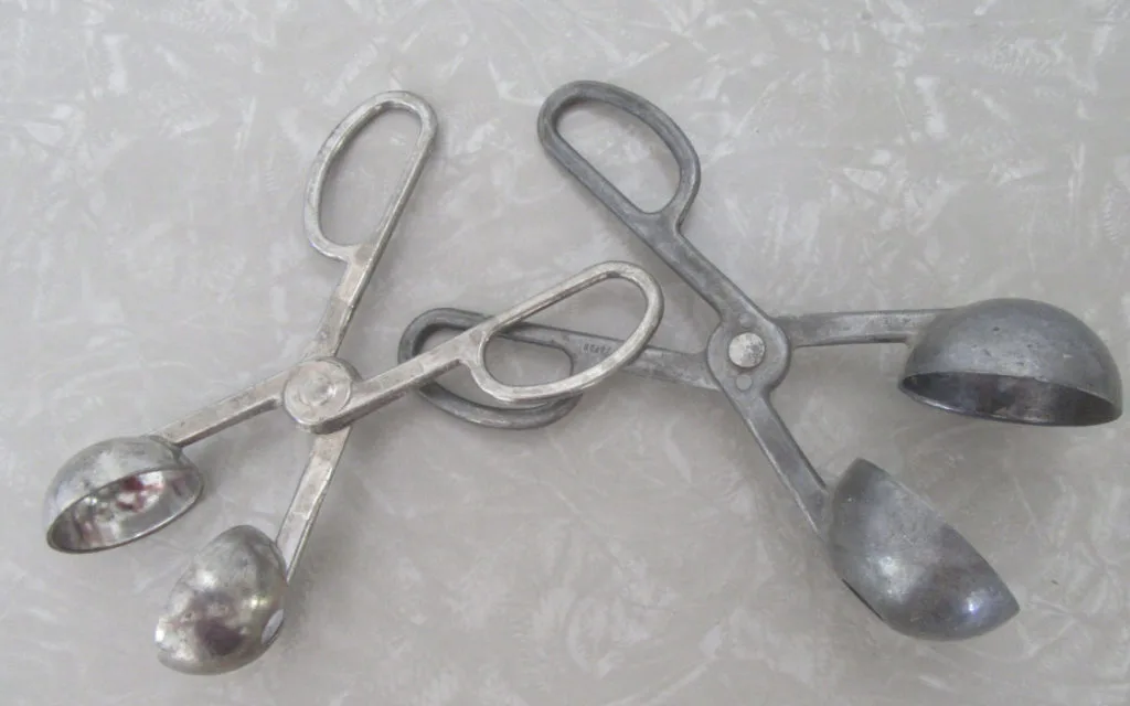 DO YOU RECOGNIZE THIS VINTAGE KITCHEN TOOL?