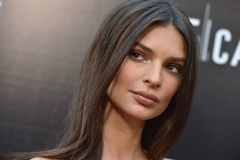 «No matter she does, she seems to be beautiful»: Emily Ratajkowski appeared in public with bright-colored clothes