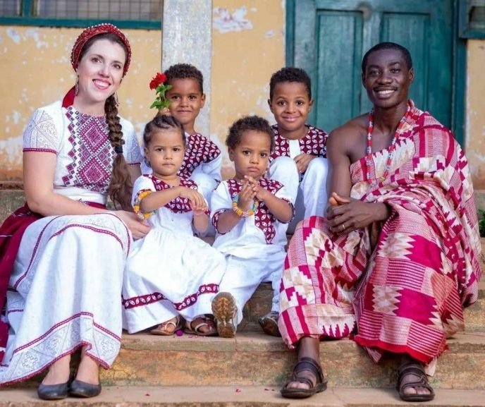 The Girl Has Been Living In the African Outback For 12 Years: The Fair-Skinned Girl Showed Her And The Ghanaian Frank’s 4 Heirs!