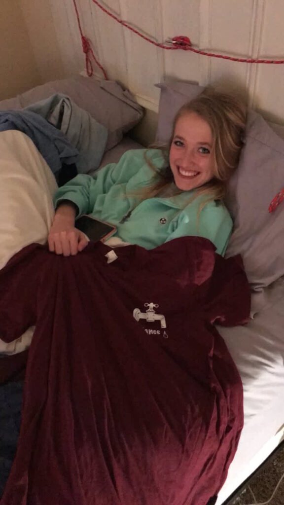 Guy texts photo of girlfriend to his mom, doesn’t see ‘tiny’ detail on bed