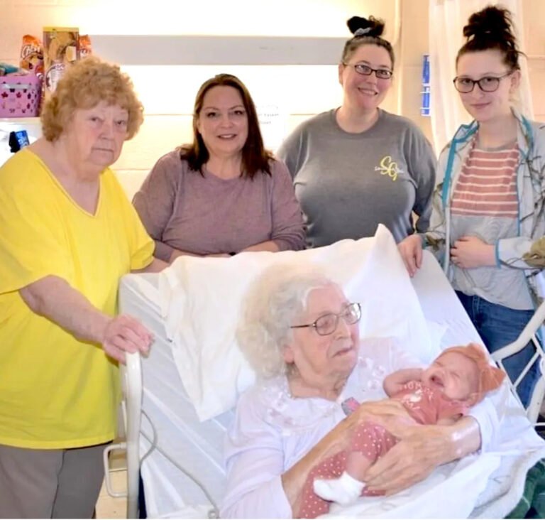 In an incredible six-generational shot, a 98-year-old Kentucky woman with over 230 great-great-grandchildren sees her great-great-great-grandchild for the first time.