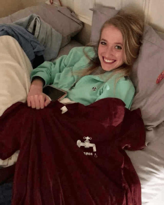 Guy Texts Mom A Picture Of His Girlfriend, But She Doesn’t See The ‘Tiny’ Detail On The Bed