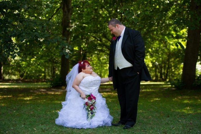 43-inches Girl Showed Off Her Husband: The Guy Is Twise Taller Than His Wife!