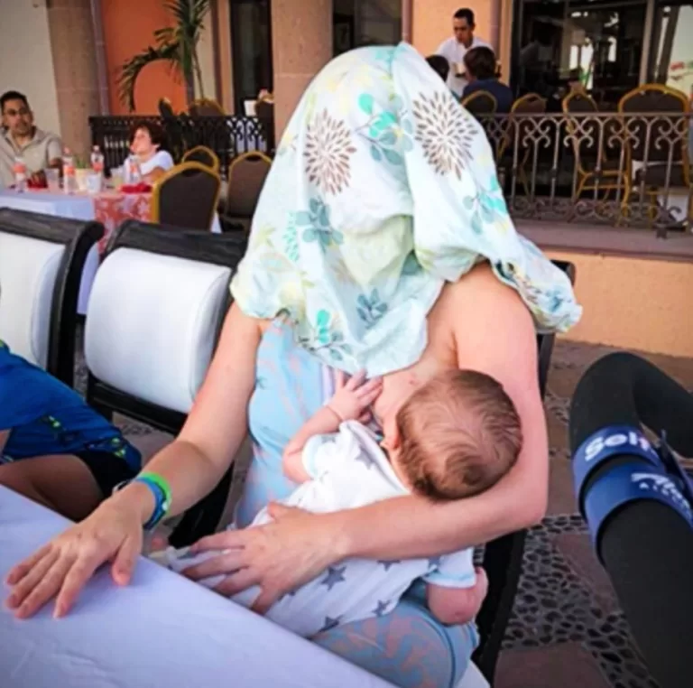 Mom ordered to cover herself up when she breastfeeds