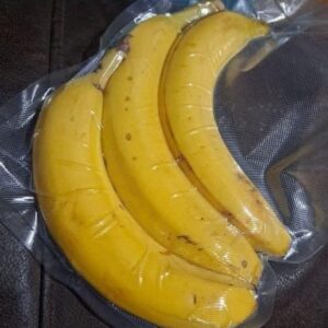 I vacuum sealed 3 bananas for no reason. When I cut… I vacuum sealed 3 bananas for no reason. When I cut…