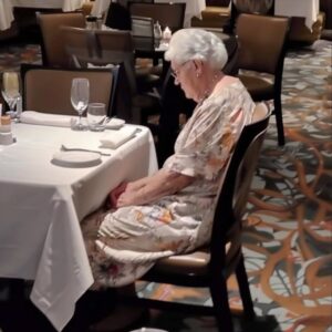 My Family Left Grandma Alone at a Restaurant to Ditch the Check—Too Bad They.. My Family Left Grandma Alone at a Restaurant to Ditch the Check—Too Bad They..