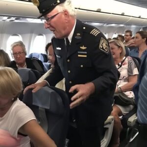 Unruly Passenger Turns 8‑Hour Flight Into Chaos—Captain Sets Her Straight.. Unruly Passenger Turns 8‑Hour Flight Into Chaos—Captain Sets Her Straight..