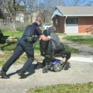 HIS WHEELCHAIR BATTERY DIED—THEN THE OFFICER DID SOMETHING NO ONE EXPECTED HIS WHEELCHAIR BATTERY DIED—THEN THE OFFICER DID SOMETHING NO ONE EXPECTED