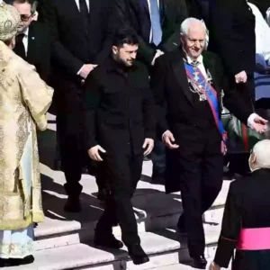 2/ Everyone’s comparing the wild differences in how Trump and Zelenskyy were greeted at Pope Francis’ funeral 2/ Everyone’s comparing the wild differences in how Trump and Zelenskyy were greeted at Pope Francis’ funeral