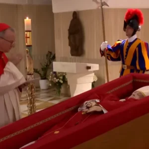 2/ Photo Of Pope Francis In His Coffin Turns Heads After People Spot Small Detail 2/ Photo Of Pope Francis In His Coffin Turns Heads After People Spot Small Detail