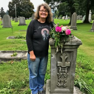 Old Woman Brought Son’s Favorite Pastry to His Grave & Found Note Saying ‘Thank You’ upon Her Return Old Woman Brought Son’s Favorite Pastry to His Grave & Found Note Saying ‘Thank You’ upon Her Return